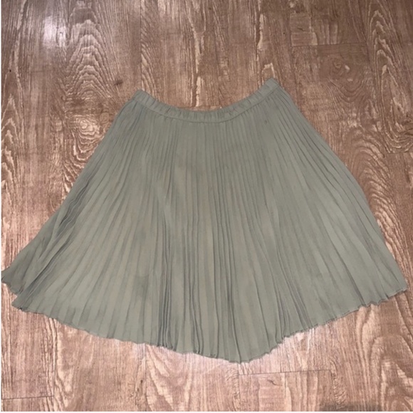 Like New Banana Republic Olive Green Pleated Skirt - Picture 3 of 3